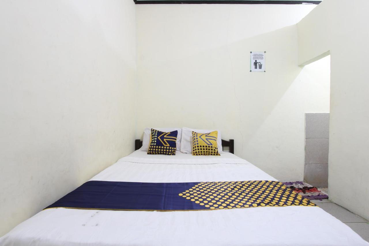 Oyo 92231 Penginapan Tanjung Alang Syariah Макасар Екстериор снимка